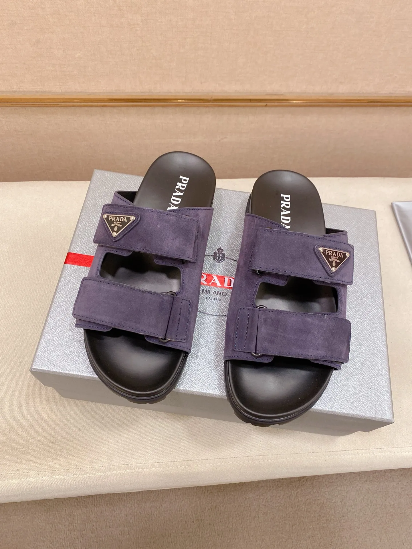 Men's shoes 💰: 440💰 [PRADA Slippers] High-end men's shoes brand official website 1:1 latest masterpiece: original mold opening and customization, the fabric is made of imported suede cowhide original material, upgraded outsole, lighter and non-slip. The market's top quality, simple yet tasteful, a must-have for fashionistas, fashionable at your feet, full of confidence, the same style at the counter 👍The season of summer slippers is here. Code: 38-45